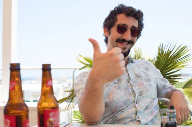 bir bira düğün üzerinde sahip genç sakallı adam