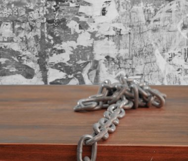 bir tablo üzerinde güçlü çelik zincir