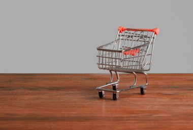 bir tabloda boş alışveriş sepeti modeli