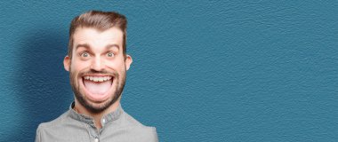 Komik karikatür deli ya da deli adam. İnsan anlamlı karikatür kavramı.