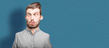 Komik karikatür deli ya da deli adam. İnsan anlamlı karikatür kavramı.