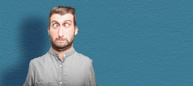 Komik karikatür deli ya da deli adam. İnsan anlamlı karikatür kavramı.