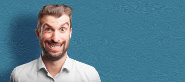 Komik karikatür deli ya da deli adam. İnsan anlamlı karikatür kavramı.