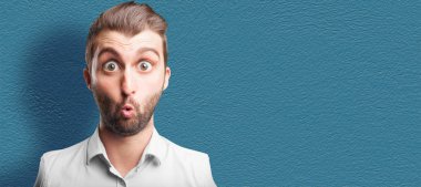 Komik karikatür deli ya da deli adam. İnsan anlamlı karikatür kavramı.