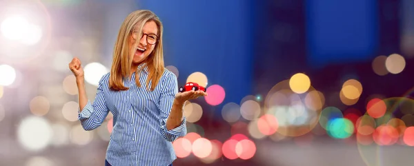 Mulher Bonita Sênior Com Modelo Carro Vermelho — Fotografia de Stock