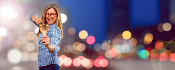 Mulher Bonita Sênior Com Estilingue — Fotografia de Stock