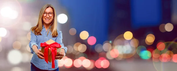 Äldre Vacker Kvinna Med Present Box Koncept — Stockfoto