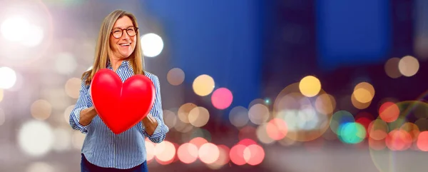 Senior Schöne Frau Mit Einer Herzform Liebeskonzept — Stockfoto