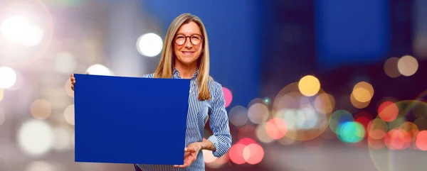 Äldre Vacker Kvinna Med Ett Plakat — Stockfoto