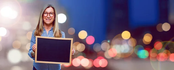 Senior Schöne Frau Mit Einem Plakat — Stockfoto