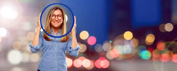 Senior Mooie Vrouw Met Een Frame — Stockfoto