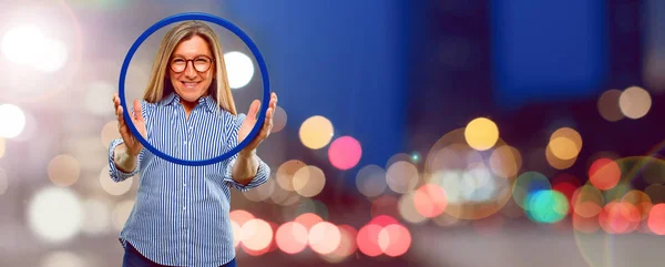 Senior Mooie Vrouw Met Een Frame — Stockfoto