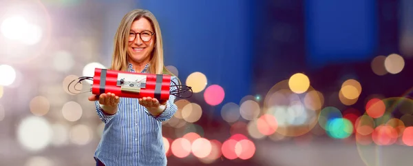 Mulher Bonita Sênior Com Uma Bomba Dinamite — Fotografia de Stock