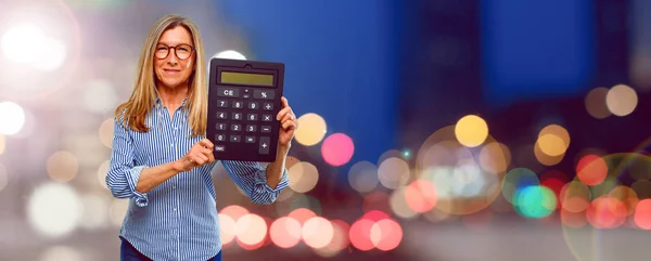 Mulher Bonita Sênior Com Uma Calculadora — Fotografia de Stock