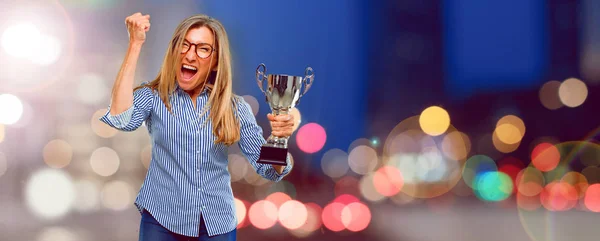 Mulher Bonita Sênior Com Troféu — Fotografia de Stock