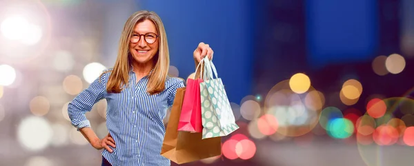 Senior Hermosa Mujer Con Bolsas Compras —  Fotos de Stock