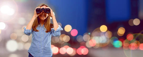 Mujer Hermosa Senior Con Prismáticos — Foto de Stock