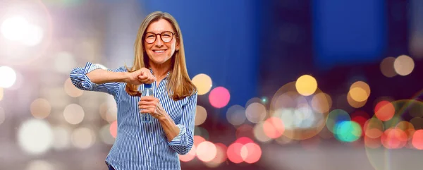 Äldre Vacker Kvinna Vattenflaska — Stockfoto