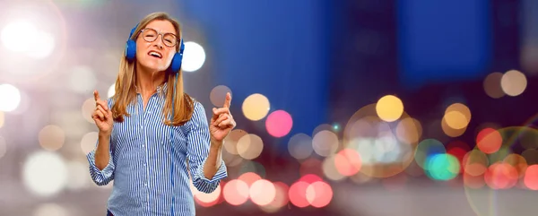 Senior Hermosa Mujer Escuchando Música Con Auricular — Foto de Stock