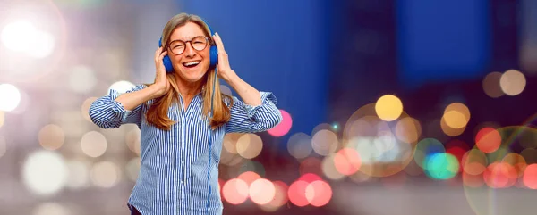 Senior Hermosa Mujer Escuchando Música Con Auricular — Foto de Stock