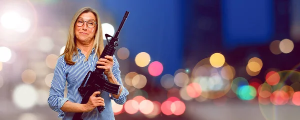 Una Hermosa Mujer Mayor Con Rifle Concepto Conflicto — Foto de Stock