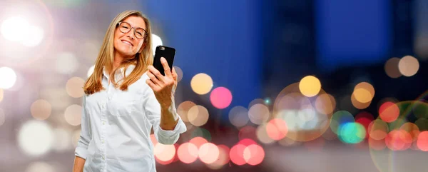 Mulher Bonita Sênior Com Telefone Inteligente Tela Sensível Toque — Fotografia de Stock