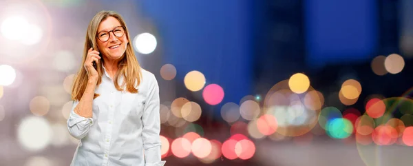 Senior Mooie Vrouw Met Een Smart Touch Scherm Telefoon — Stockfoto