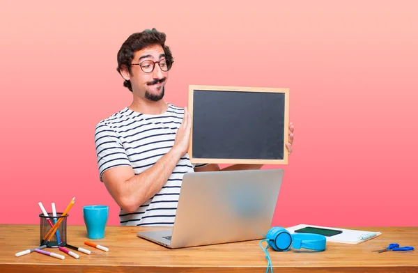 Jovem Designer Gráfico Louco Uma Mesa Com Laptop Com Cartaz — Fotografia de Stock