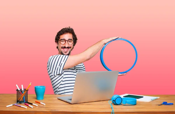 Junger Verrückter Grafikdesigner Auf Einem Schreibtisch Mit Laptop Und Rahmen — Stockfoto