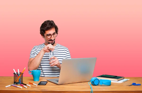 Jeune Graphiste Fou Sur Bureau Avec Ordinateur Portable Une Bouteille — Photo