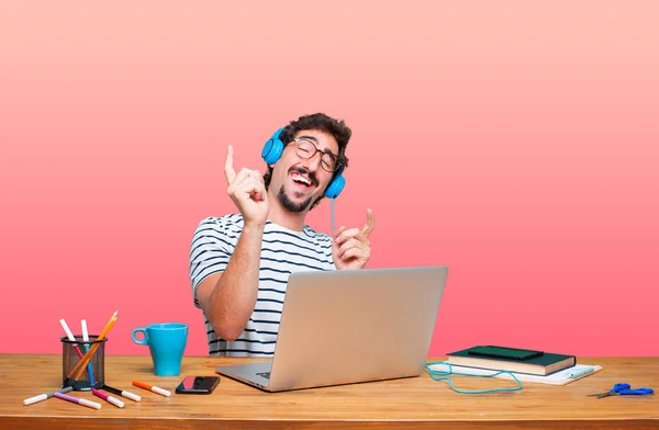 Joven Diseñador Gráfico Loco Escritorio Con Ordenador Portátil Escuchar Música — Foto de Stock