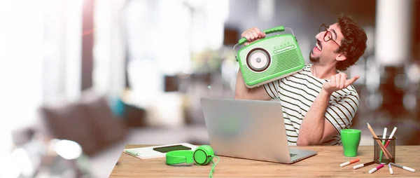 Jovem Designer Gráfico Louco Uma Mesa Com Laptop Com Rádio — Fotografia de Stock