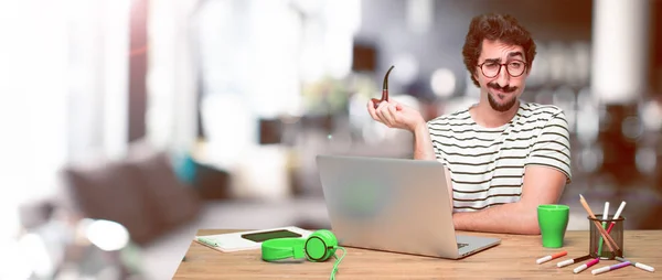 Joven Diseñador Gráfico Loco Escritorio Con Ordenador Portátil Con Una — Foto de Stock