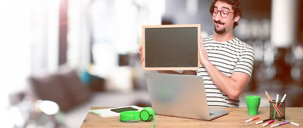Jovem Designer Gráfico Louco Uma Mesa Com Laptop Com Cartaz — Fotografia de Stock