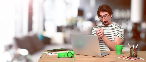 Jovem Designer Gráfico Louco Uma Mesa Com Laptop Com Uma — Fotografia de Stock
