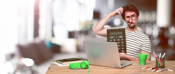 Junger Verrückter Grafiker Schreibtisch Mit Laptop Und Taschenrechner — Stockfoto
