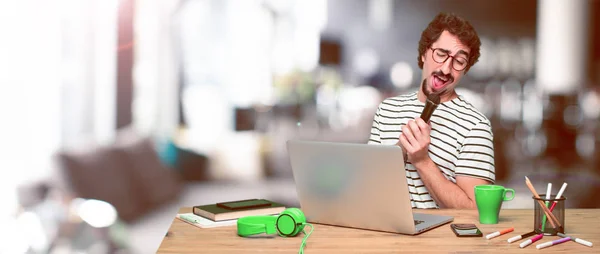 Jovem Designer Gráfico Louco Uma Mesa Com Laptop Com Microfone — Fotografia de Stock