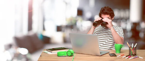 Jovem Designer Gráfico Louco Uma Mesa Com Laptop Com Binóculos — Fotografia de Stock