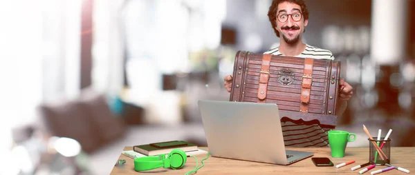 Jonge Gek Grafisch Ontwerper Een Bureau Met Een Laptop Borst — Stockfoto