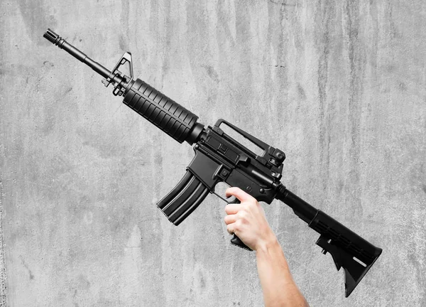Rifle Negro Contra Fondo Pared Grunge — Foto de Stock