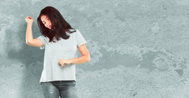 güzel genç kız tam vücut gülümseyen ve dans eğlenceli, hareketli disko müzik mutlu görünüyordu ve neşeli parti havası.