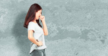 Genç güzel kız tam vücut duygu hasta ve ateşli bir kış hastalık soğuk algınlığı veya grip gibi acı Coughing.