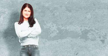 Genç kız tam vücut bakarak kızgın, mutsuz ve sinirli, öfkeyle, duygu üzgün ve kızgın çarpı işareti, silahlarla el hareketi güzel.