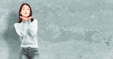 Genç kız tam vücut uçan bir gerçek aşk öpücük gönderme bakım, sevgi ve sevgi gösteren güzel; bir samimi Saint Valentine's mesaj.