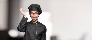 baş el ile dokunmak ise hayran bir ifade ile gülümseyerek mutlu bir şekilde iyi ve şaşırtıcı haberlerim fark ya da harika bir fikir sahip genç adam şef.