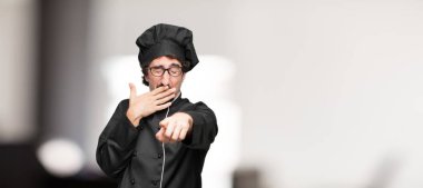 zor bir şey de gülüyor çok komik ve işaretleme size doğru göbek diğer elinizle tutarken genç adam şef komik fıkralar ile iyi vakit geçiriyor.