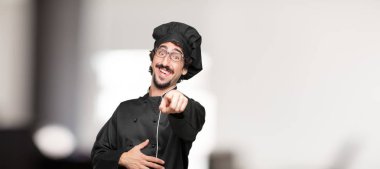 zor bir şey de gülüyor çok komik ve işaretleme size doğru göbek diğer elinizle tutarken genç adam şef komik fıkralar ile iyi vakit geçiriyor.