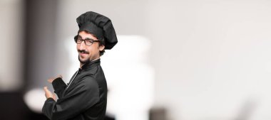 Sizi tebrik ile gurur, memnun ve mutlu bir görünüm gülümseyen, karşılama jest veya gösterilen ve bir kavram tavsiye genç adam şef.