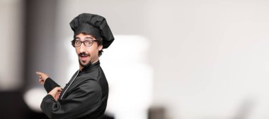 Sizi tebrik ile gurur, memnun ve mutlu bir görünüm gülümseyen, karşılama jest veya gösterilen ve bir kavram tavsiye genç adam şef.