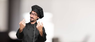 gurur, memnun ve mutlu bir görünüm ile gülümseyen, jest karşılama, sizi tebrik genç adam şef.